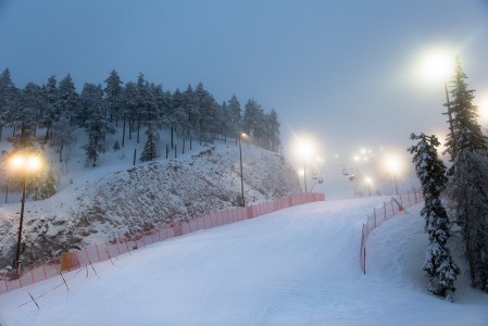 Rukan pitkä musta FIS-rinne on todennäköisesti hiihtokeskuksen vauhdikkain baana. Ensimmäisen jyrkän pätkän jälkeen ylitetään loiva rinne siltaa pitkin, alitetaan tuolihissi kunnes rinne alkaa taas jyrkentymään tämän kallioleikkauksen kohdalta.