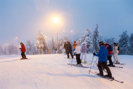 Pohjois-Suomen alkukaudessa saa kokea hienoja kaamoksen sinisen hetken sävyjä jotka yhdistyvät rinnevalojen loisteeseen.