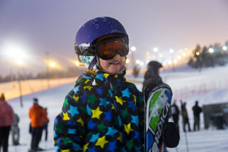 Viisivuotiaan laskijan kanssa on hyvä käydä riittävän usein hörppäämässä taukojuomaa. Tässä suunnataan Rukan Ski Bistroon.