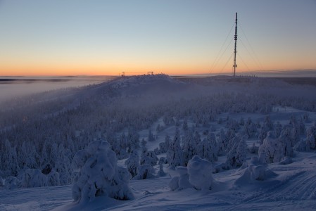 Rukan Masto-alue värjäytyi joulun aikaan kaamoksen aurinnousuin sävyillä.