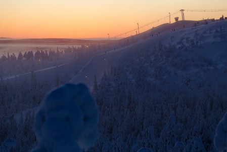 Kaamoksessa auringonnousu on parasta laskuaikaa, kun oranssi valo alkaa valaisemaan rinteitä keinovalon tukena ja vastakunnostettuihin rinteisiin saa vielä piirtää omia jälkiä.