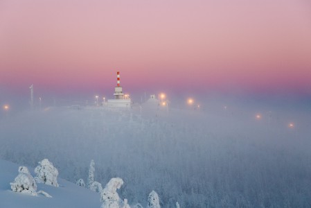 Rukan huippu auringonnousun aikaan Masto-rinteiltä katsottuna. Sävyt ovat kuin jälkiruokapöydässä.