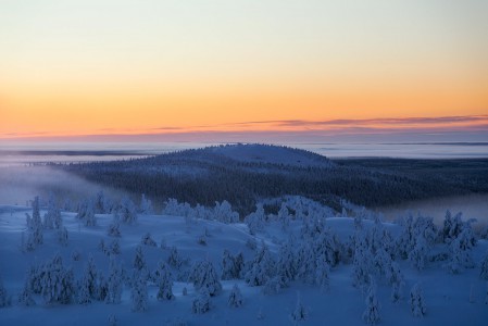 Rukan naapurivaarat uinuvat kaamosaamupäivän valossa.