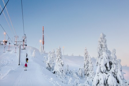 Rukan mastorinteiden huipulle pääsee kahdella vierekäisellä ankkurihissillä.