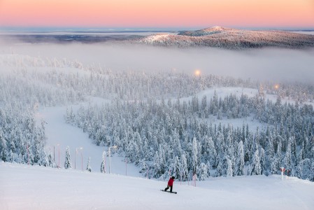 Kaamosaikaan rinteillä saa yleensä kruisata rauhassa, ruuhkia syntyy harvoin joulun pyhinäkään.