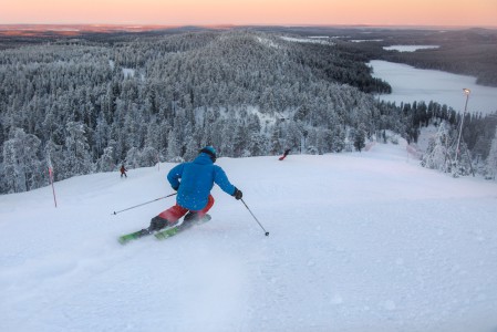 Kumpuilevan eloisa Pessari on Rukan hienoimpia rinteitä kovavauhtiseen carving-laskuun. 