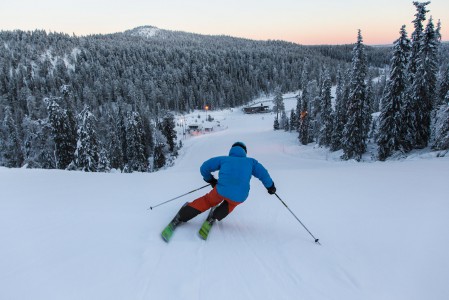 Rukan Saaruan rinteet edustavat kuntonsa puolesta taattua laatua ja useimmille sopivaa punaista jyrkkyyttä. Tuolihissit kuljettavat alueen molemmille yläasemille.