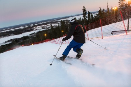 Syväkyykkytyylinen telemark-käännös vaatii jaloilta hurjasti puhtia. Telemark on erittäin tehokasta jalkatreeniä.