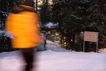 Ripa's kuppilan kyltti ohjaa laskijoita herkuttelemaan munkeilla ja kaakaoilla. Mökissä kannattaakin pistäytyä jo pelkästään tunnelman vuoksi.