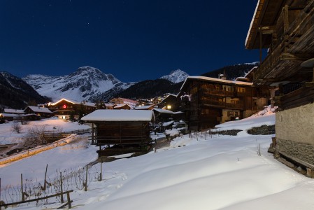 Grimentz on yksi Alppien aidoimpia ja tunnelmallisimpia kyliä. Rakennuskanta on vanhaa ja yhtenäisen alppityylistä.