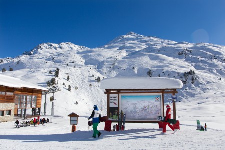 Mont du Vallon on selkeä vuori. Etukylki hahmottuu alhaalta lähes huipulle saakka yhdellä silmäyksellä. Alas vie kaksi rinnettä ja lukuisia offarireittejä, etenkin alhaalta katsottuna vasemmalla piilossa olevaa kylkeä pitkin.