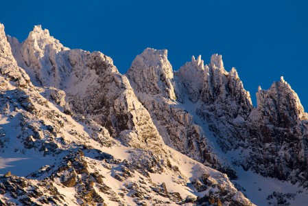 Val Thorens on Euroopan korkeimmalla sijaitseva kylä. Silti päätä saa kylässäkin taittaa melkoisesti yläviistoon katsoakseen takaa nousevan Aiquille de Peclet -vuoren teräväpiirteistä kylkeä.