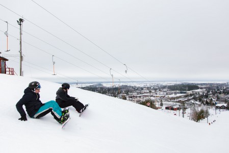 Joupiska sijaitsee aivan Seinäjoen keskustan kupeessa, joten laskumaisema on poikkeuksellisen urbaani. Harvassa kaupungissa pääsee näin kätevästi mäkeen.