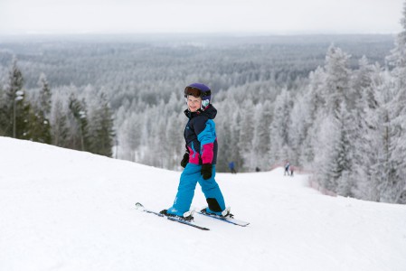 Parrassa parrattomat pikkulaskijat riemuitsevat. Rinteisiin on tehty ilahduttavasti pieniä hyppyreitä, reilejä, aaltoja ja kumpuja jotka aikaansaavat kimeitä jihaa-huutoja.