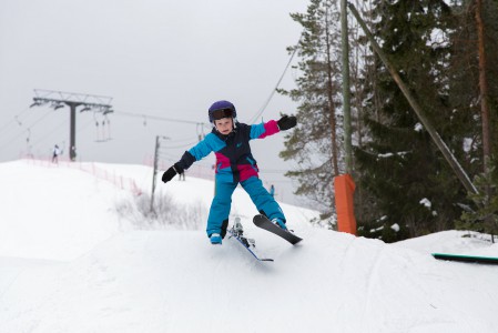 Liian löysälle säädetty side pääsee yllättämään ensimmäisiä hyppyjään testailevan pikkulaskijan. Onneksi näistä selvitään säikähdyksellä ja samantien uudella hypyllä.