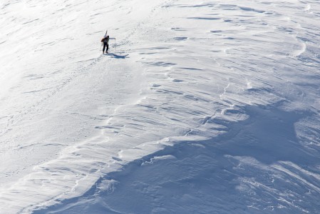 Kuten St. Moritzin Corvatsch -hiihtoalueella, myös usein muuallakin saa maittavampia ja koskemattomampia laskuja, kun yläasemalta jatkaa omin voimin seuraavalle laskukentälle tai -rännille. Suurin osa laskijoista kun ei viitsi nousta lainkaan omin voimin y