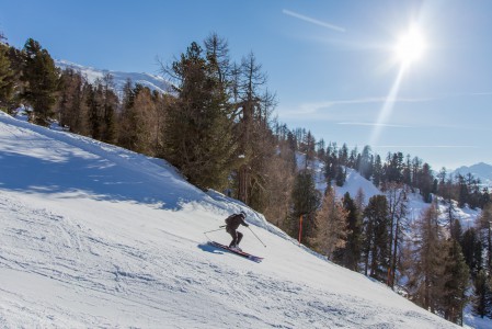 St. Moritzin Corvatsch -hiihtoalueella on lähes 1,5 kilometrin korkeusero. Rinteitä pitkin sitä ei pysty laskemaan kerralla, vaan väliin tarvitan yksi hissinousu. Rinnepituudet riittävät silti reilusti hapottamaan tiukkaa käännöstä runttaavan laskijan.