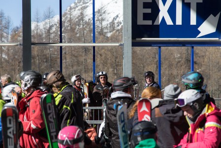 St. Moritzin Corvatsch -hiihtoalueen ala-asemalta noustaan ensin 832 metriä korkeammalla sijaitsevalle väliasemalle. Sieltä kannattaa jatkaa toinen kabiinipätkä vielä 601 metriä korkeammalla sijaitsevalle yläasemalle. Palkinto odottaa laskun ja maisemien m