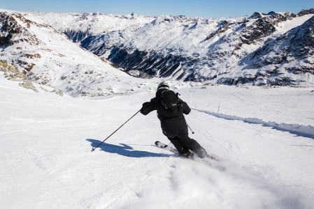 Corvatsch -hiihtoalueen rinteet nousivat testiryhmämme suosikeiksi St. Moritzin hiihtoalueista. Suurin osa rinteistä on jyrkkyydeltään punaisia ja profiilit sopivat hyvin kovavauhtiseen tykitykseen.