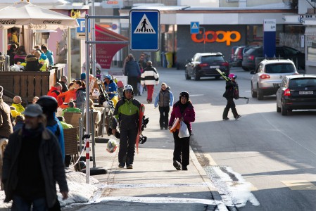 Davos ei ole mikään kylä, vaan ihan oikea kaupunki jonka ympärillä on laaja hiihtokeskus. Laskijat pääsevät paikallisbusseilla näppärästi myös kauempana keskustan hissiasemista ja afterski-kuppiloista sijaitseviin majapaikkoihin.