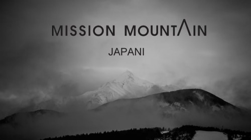 Mission Mountain- tiimin Ape Majava oli kymmenisen vuotta aiemmin nähnyt eräällä matkallaan postikortin, jossa oli kuvattuna upea tulivuorisaari Japanin luoteiskulmassa. Tästä kortista jäi hänelle haave päästä laskemaan suksilla huipulta. Elokuva kertoo r