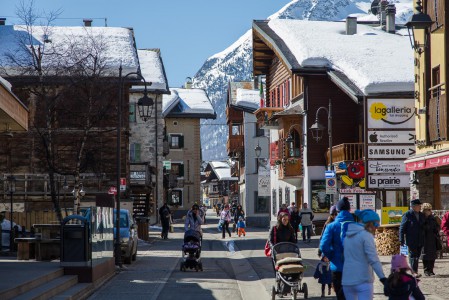 Italian Livigno on verovapaan erityisasemansa vuoksi poikkeuksellisen edullinen ostospaikka hiihtokeskukseksi. Kylältä löytyykin satakunta myymälää.