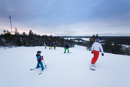 Meri-Teijon huipulta on hiihtokeskukseksi merelliset näkymät Kemiönsaaren ja mantereen väliselle salmelle.