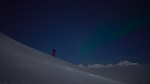 Higher Latitude -lumilautailusarjan avausosassa sukelletaan Pohjois-Norjalaisen alkutalven hämärään ja pehmytlumiseen maailmaan.