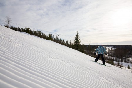 Hyvin hoidettu ja vähän laskettu rinne on aaltopintoineen täydellinen laskualusta kaikille rinnevälineille.