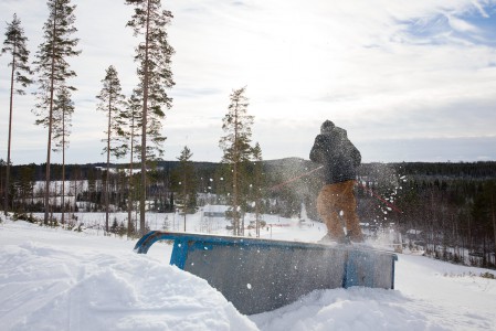 Aurinkoinen sää ja vastavaloon pöllähtävä lumi on aina kiitollinen kuvauskohde.