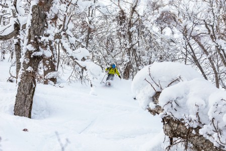 Kamui Ski Links -hiihtokeskuksen takapuolelta löytyy jonkin verran mukavaa offarimaastoa sekä skinnaajalle että takaisin hissille luisuttelijalle.