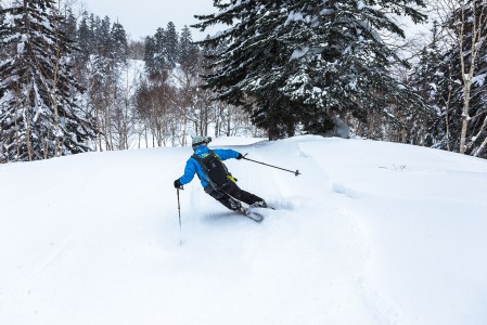 Asahidaken kapeiden rinteiden reunoilta on hauska pölläytellä pehmeämpiä käännöksiä.