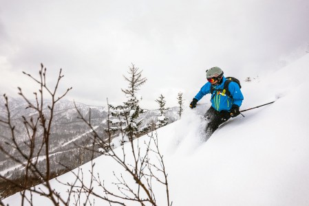 Sapporo Teinen etupuolella on jyrkkää, mutta usein nopeasti puhki laskettua offaria. Takapuolen nousukarvoilla tavoitettavissa olevassa maastossa ei muita jälkiä näy, ja rinnekin viettää hieman hillitymmin.