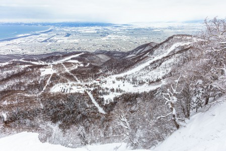 Sapporo Teinen Highland-alueen yläosissa on kunnolla jyrkkyyttä. Tiukkojen offarirännien lisäksi alas pääsee Japanin jyrkimmäksi sanottua 38-astetta kallistuvaa hoitamatonta rinnettä pitkin.