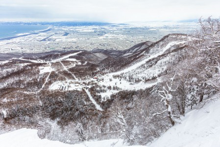 Sapporo Teinen Highland-alueen yläosissa on kunnolla jyrkkyyttä. Tiukkojen offarirännien lisäksi alas pääsee Japanin jyrkimmäksi sanottua 38-astetta kallistuvaa hoitamatonta rinnettä pitkin.