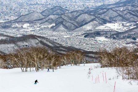 Sapporo Teinen korkeammalla sijaitseva Highland Zone tarjoaa rinteeseen poikkeavan urbaanit maisemat, vaikka Sapporon lisäksi maisemaan mahtuu myös meri ja muutakin vuoristoa.