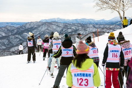 Japanin hiihtokeskuksissa näkee arkisin runsaasti koululaisia. Suomessa huomattavasti harvemmin. Harrastajamäärien kasvattamisen kannalta tekisi hyvää sisällyttää laskettelu ja lumilautailu koulun liikuntatuntien lajikirjoon.