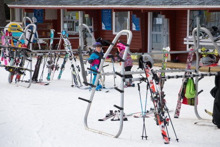 Ruosniemen hiihtokeskus pyörii lähes täysin Porin Slalomseura ry:n vapaaehtoisvoimin. Slalomseuran kunniakas missio on tarjota kaikille laskettelusta kiinnostuneille mahdollisuuden harrastaa omaa lajiaan kotikaupunkinsa alueella.