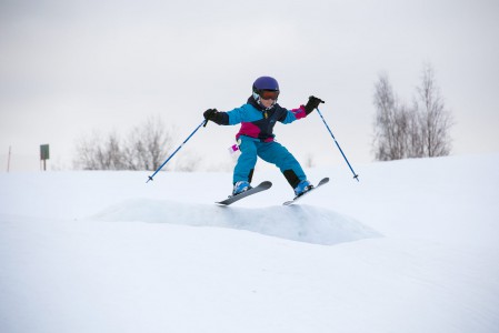 Monet hiihtokeskukset unohtavat hyppyreitä rakentaessaan lapset ja vasta-alkajat. Pelkistä jättibokseista ei ole iloa, jos pitäisi ensin päästä sisään hyppimisen maailmaan. Ruosniemessä pienet hyppyrit on huomioitu, ja alkuun pääsee hienosti.