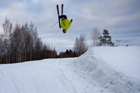 Ruosniemen rinteessä näkee paljon laskijoita, joista huomaa kovan treenin aikaansaamat tulokset. Toimiva lähimäki helpottaa tälle tasolle pääsemistä.