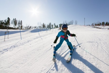 Pienet lähimäet antavat pienille laskijoille ison ilon. Hymy on useimmiten yhtä leveä kuin vaikkapa Alpeilla.