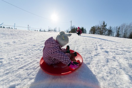 Useimmista hiihtokeskuksista löytyy pulkkamäki sopivasti aivan rinteiden vierestä. Mikäs olisikaan mukavampaa ajanvietettä niille, ketkä eivät pääse laskettelurinteeseen.