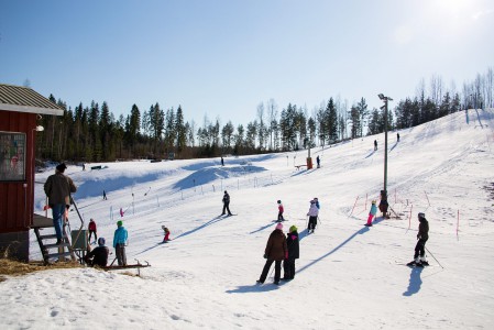 Satakunnassa hiihtokeskukset eivät pärjää korkeudellaan, mutta tunnelma ja palvelut keskuksissa ovat kohdillaan.