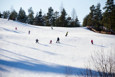 Hiittenharjun päärinteessä riittää leveyttä. Toiselta puolelta rinne on viettävä ja toiselta leppoisa. 