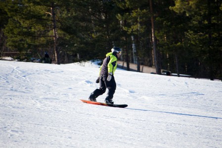 Hiittenharjun päärinne on erittäin leveä. Samasta rinteestä saa haettua hyvin erityyppisiä laskulinjoja.