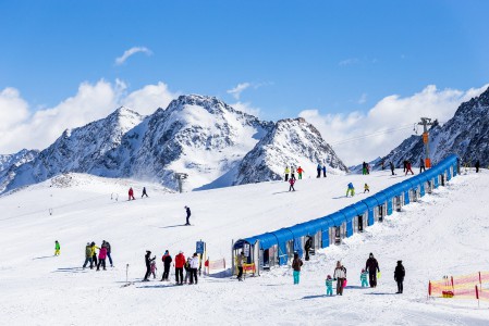 Stubai on kelvollinen kohde myös perheille. Jäätiköllä on muutamia helpompia pikkurinteitä mattohissillä sekä useampia pitkiä sinisiä rinteitä.