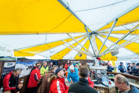 Itävallan tyypillisin afterski-paikka on pyöreä baaritiski telttakatoksella rinteen juurella, jossa alppijytkeen klassikot soivat suurella volyymilla.