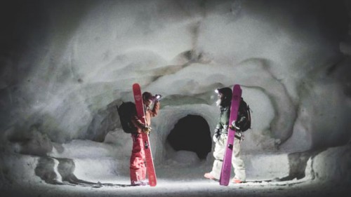 Bruno Compagnet ja Layla Kerley kokeilevat, miltä yksi Euroopan tunnetuimmista offareista - Chamonixin Aiguille du Midiltä lähtevä Vallée Blanche - onnistuu ja tuntuu keskellä yötä.