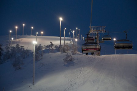 Pyhän Piste Palander on molemmilta puolin tehokkaasti valaistu, joten kaamoksen hämärässäkään ei tarvitse näkyvyyden puolesta jarrutella.