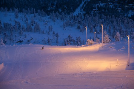 Pyhän pitkä ja lempeä Sininen rinne sopii kaamoksen hiljaiseen tunnelmaan.